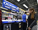 2011年11月10日，东京证券交易所宣布，把奥林巴斯公司的股票列入了监理名单。图为一位顾客在东京相机店里的奥林巴斯展台前。（YOSHIKAZU TSUNO/AFP/Getty Images）