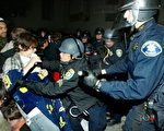 加州大學伯克利分校的「佔領」示威者與警方發生衝突﹐40人被捕。(大紀元圖片庫)