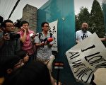 北京維權藝術家艾未未日前首次回應了當局稱他就偷漏稅案「認罪」的說法，否認曾向當局認罪。圖為，2011年6月23日，艾未未獲釋後在工作室外接受媒體採訪。(PETER PARKS/AFP/Getty Images)