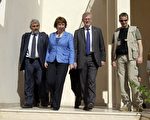 2011年11月12日，歐盟外交政策負責人凱瑟琳·阿斯頓（Catherine Ashton）訪問利比亞，並正式啟動歐盟駐利比亞代表處。（AFP PHOTO/JOSEPH EID）