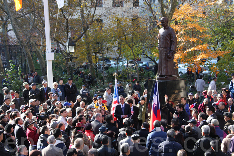 孙中山诞辰145周年铜像华埠揭幕| 孙中山铜像| 大纪元