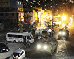 2011年11月13日，巴西突擊車隊在里約熱內盧荷西亞貧民區街道展開武裝掃毒。（圖片來源：ANTONIO SCORZA/AFP/Getty Images）