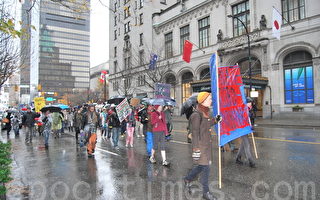 11月12日中午， 100多名「佔領溫哥華」示威者在溫哥華市中心遊行，要求市府多建可負擔住房。(攝影：陳雨/大紀元)