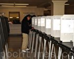 今年十一月的舊金山市長選舉，創下了至一九七五年以來的最低投票率，但華人投票率創下了史上最高。圖為一位華裔選民在市選舉局填寫選票。（圖：吳雅儒/大紀元）