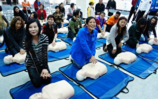 桃园县首批红唇业者急救员卖力学习CPR（摄影：徐乃义／大纪元）