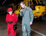 威廉王子希望可以儘可能長的追求自己的職業生涯，這一點得到了女王的支持。圖為威廉王子帶著女王參觀威爾士的空軍基地。(Christopher Furlong-WPA-Pool/Getty Images)