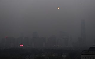 北京的空氣污染指數高到「令人發瘋」的地步。圖為11月20日,北京黃昏。 (AFP/Getty Images)