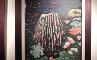 鄭烱輝油畫作品「珊瑚礁」，融合其生物學的專業，將其關懷生態保育的生命元素轉化成多彩生動的畫作，展現出個人獨有風格。（攝影：蔡上海／大紀元）