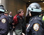 11月17日，紐約警方對「佔領華爾街」抗議者的遊行及阻止證交所運行的企圖進行了全面反擊，截至下午2時止，警方已逮捕超過100名抗議者。圖中為警方逮捕一位抗議的指揮者。 （攝影：杜國輝/大紀元）