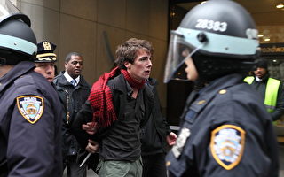 “占领华尔街”继续 纽约警方捕逾百人