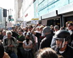 圖：占領洛杉磯抗議者週四發起「行動日」，繼續抗議銀行。（攝影：劉菲/大紀元）