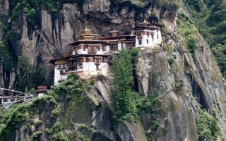 建于不丹百罗山波上，有老虎巢之称的塔可圣寺。（Taktsang Monastery）（摄影：MANAN VATSYAYANA/AFP/Getty Images）