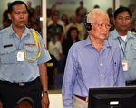 2007年11月19日，柬埔寨警方逮捕了前红色高棉领导人乔森潘（Khieu Samphan）。图为 乔森潘（右）被传讯。（TANG CHHIN SOTHY / 2009 AFP）