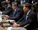 北京力圖對東亞峰會發號施令，試圖號令其它國家限制峰會議題。圖為2011年11月19日，在印尼巴厘島舉行的東亞峰會，右三為印尼總統蘇西洛。（圖片來源：SAUL LOEB/AFP/Getty Images）