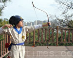 12岁的李东勋每周末到石虎亭练习射箭。 （摄影：全宇/大纪元）