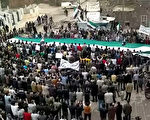 叙利亚安全部队在阿拉伯联盟要求叙利亚政府停止血腥镇压抗议人士的最后期限前夕杀害包括两名孩童在内的至少17名平民。11月18日视频图片显示叙利亚反政府示威者在德拉（Daraa）省Khirbet al-Ghazaleh挥舞著的前叙利亚国旗。（AFP PHOTO/YOUTUBE）