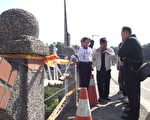桃园大溪崁津大桥謢栏铁管锈蚀雨断裂 岌岌可危