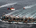 11月16日，在韩国群山市于青岛西部海域非法作业的11艘中国渔船，用粗绳连接在一起，抵抗韩国海警辑查。（DONG-A ILBO/AFP/Getty Images）