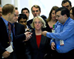 美國超級委員會減赤協議破局，超委共同主席民主黨籍議員默瑞（Patty Murray）面對媒體的追問，表情嚴肅。（圖片 Win McNamee / 2011 Getty Images）