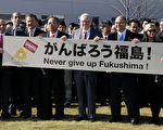 2011年11月21日，巴菲特表示不管是311還是奧林巴斯企業醜聞都不會動搖他對日本投資的觀點。圖為巴菲特到他投資的波克夏哈薩威公司。（圖片來源：JIJI PRESS/AFP/Getty Images）
