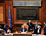 11月11日，意大利参议院通过欧洲联盟要求的经济改革措施。图为参议院议长雷纳托‧斯基法尼宣读投票表决结果。（AFP╱Getty Images）