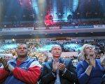 2011年11月20日，俄羅斯總理普京（中）在莫斯科奧林匹克體育場觀看格鬥比賽（ALEXEY DRUZHININ/AFP/Getty Images）