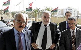 2011年11月22日，国际刑事法院首席检察官路易斯‧莫雷诺 - 奥坎波（Luis Moreno-Ocampo）（中）抵达在的黎波里的酒店，左为利比亚临时司法部长Mohammed Al-Allagui （JOSEPH EID/AFP/Getty Images）