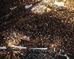 2011年11月23日,在埃及首都开罗的塔里尔广场(Tahrir Square)上,仍然有数以万计的示威者要求结束军事统治,尽管武装部队最高委员会领导人承诺,在2012年7月之前举行总统大选。(AFP PHOTO / MAHMUD HAMS)