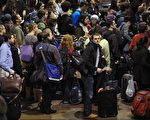 感恩节前夕是美国全年交通最繁忙时期之一。图为2011年11月23日，在华盛顿联合车站排队等候的假日旅客（AFP PHOTO/Mandel NGAN）