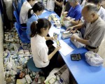 中国被曝光的庞大地下假药生产，涉案金额超过20亿元，假药泛滥，引起了社会舆论公愤。图为杭州维生素涉假药。（图片来源：STR/AFP/Getty Images）