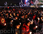 2011年11月24日晚，韩国各反对党为主的团体在首尔市厅广场举行集会，抗议国会通过韩美FTA批准案。（摄影：全宇／大纪元）