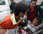 2011年11月24日，也门首都萨那发生一起枪击事件，造成至少五人丧生，多人受伤。图为救护人员将受伤抗议者送往医院（AFP PHOTO/ MOHAMMED HUWAIS）