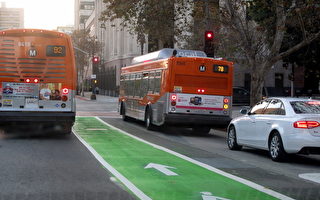 洛杉矶闹市出现绿色自行车道
