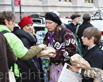 至下午3點半﹐50名運動支持者派發了將近2000份大餐給祖科蒂公園的「佔領者」。(攝影﹕蔡溶/大紀元)