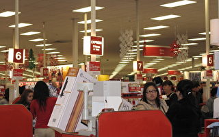 为吸引顾客，今年Target黑色星期五甩卖从凌晨4点提前至午夜开始。（摄影：刘菲/大纪元）