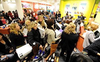 11月25日黑色星期五，商家迎来了购物高峰。图为当天纽约人在Macy’s百货前排起了长龙。（STAN HONDA/AFP/Getty Images）