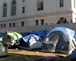 图：自从10月1日占领洛杉矶运动开始在市政厅草坪前安营扎寨以来，占领活动目前已发展共有约500个帐篷。25日市长下令营地于下周一凌晨12点1分关闭。（摄影：刘菲/大纪元）