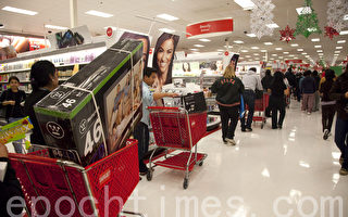 在南加州一家Target百貨商店中等候付款的顧客，長長的隊伍在店內貨架之間蜿蜒延伸。（攝影：季媛/大紀元）