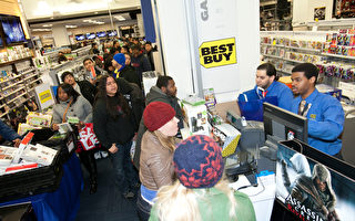黑色星期五，是聖誕購物的開始。圖為BestBuy排隊購物的人群。（Matthew Peyton/Getty Images）