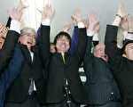 橋下徹帶領的大阪維新會在大阪二合一選舉取得壓倒性勝利。圖為2008年1月27日，橋下徹（中）在大阪府知事選舉獲勝後慶祝。（圖片來源：STR／AFP）
