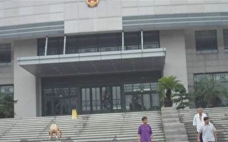 沪77岁老妇裸体下跪求立案  遭限制自由