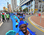 示威組織者受「占領華爾街」運動啟發，27日排起藍色人龍，號召推動「氣候正義」，表達環保訴求。 （AFP）
