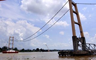 印尼桥梁坍塌 增至12死39伤