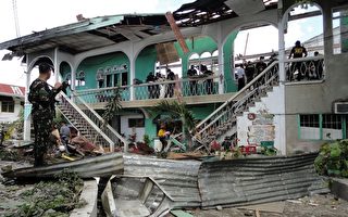 11月27日晚，菲律宾南部大城三宝颜市（Zamboanga）一间旅馆发生爆炸事件，造成至少3人死亡、27人受伤。28日，现场清理工作仍在进行中（AFP PHOTO/MARK TIA）