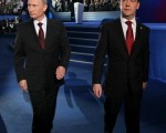 11月27日，俄罗斯总统梅德韦杰夫（R）和总理普京（左）在执政的统一俄罗斯党在莫斯科代表大会上。（SHTUKINA/AFP/ Getty Images）