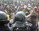2011年11月28日，剛果民主共和國舉行全國大選，在金沙薩一處投票所外當地人抗議在投票期間發現 2箱預先填好的選票。（圖片來源：JUNIOR D.KANNAH／AFP）