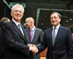 欧盟17国财长29日于布鲁塞尔，召开救欧元会议。图为欧洲央行总裁德拉吉（右）与意大利财长蒙蒂。（摄影：JOHN THYS/AFP/Getty Images）