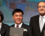 台北市长郝龙斌（中）与体委会主委戴遐龄（左）自国际大学体育总会长加里恩（ Claude-Louis Gallien）（右）手中，接下主办2017年夏季世大运的授权书。（中央社）