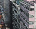 2011年11月30日凌晨，香港九龙旺角花园街住宅大厦发生大火（Aaron Tam/AFP/Getty Images）