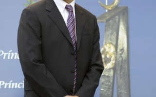 图为谷歌联合创始人、现为产品总监兼任CEO的拉里‧佩奇（Larry Page）于2008年10月24日赴西班牙奥维耶多领取有“西班牙的诺贝尔奖”之称的“阿斯图里亚斯王子奖”时留影（AFP PHOTO/LLUIS GENE）